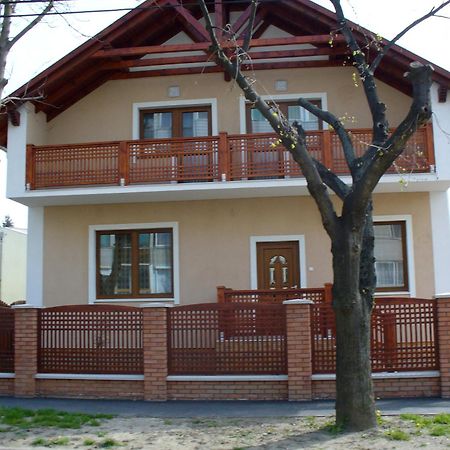 Rózsakert Apartmanház Hajduszoboszlo Exterior foto