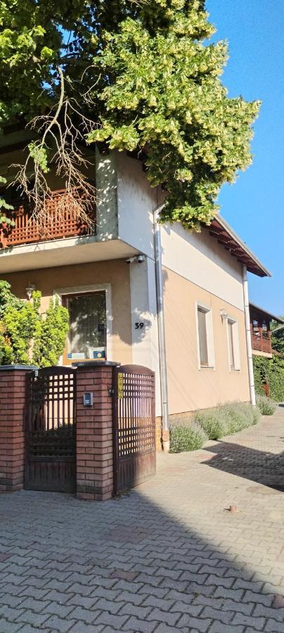Rózsakert Apartmanház Hajduszoboszlo Exterior foto