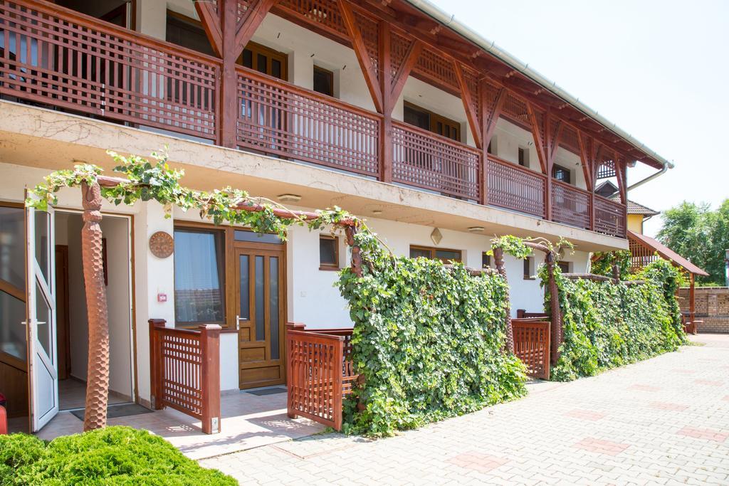Rózsakert Apartmanház Hajduszoboszlo Exterior foto